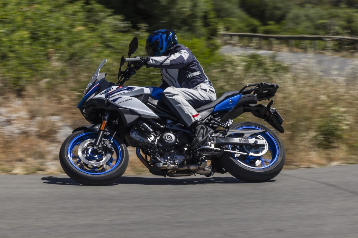 Тест-драйв Suzuki SV-7GX (2026) Тест-драйв Suzuki SV-7GX (2026)