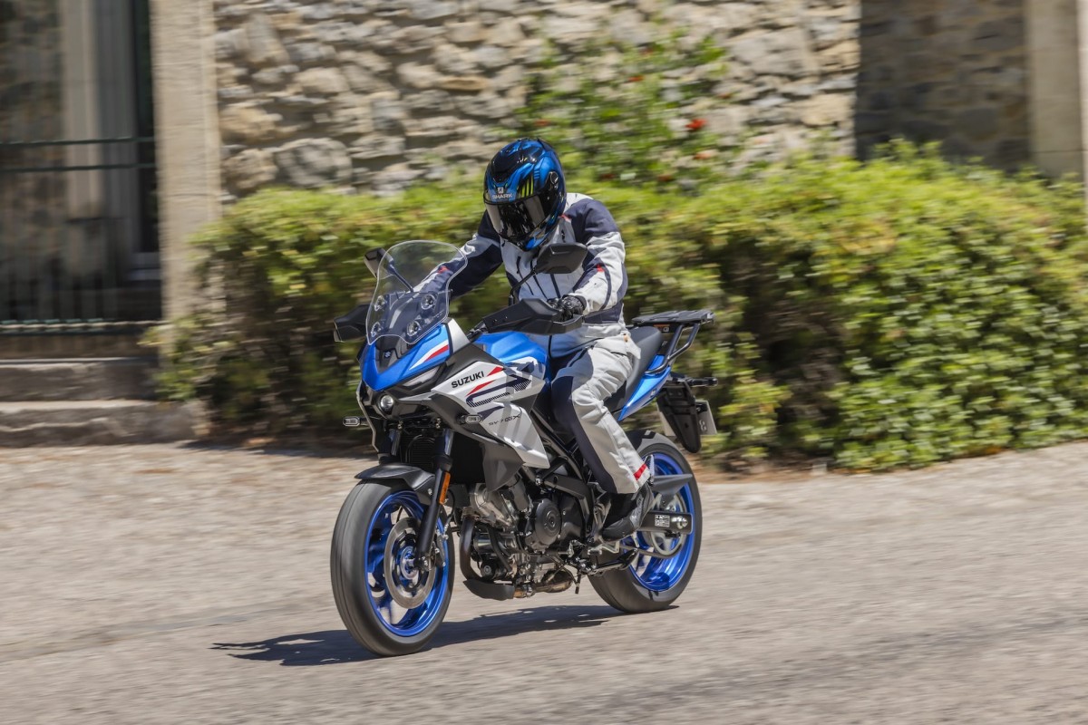Тест-драйв Suzuki SV-7GX (2026) Тест-драйв Suzuki SV-7GX (2026)