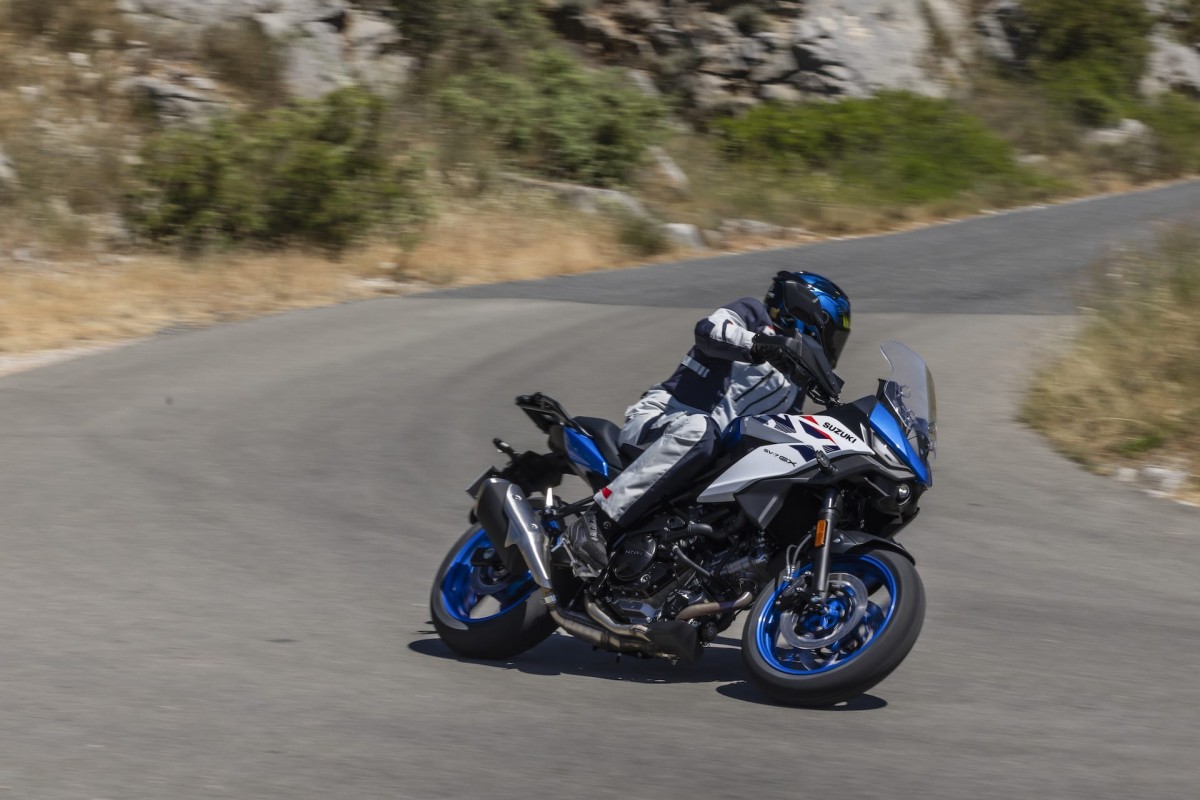 Тест-драйв Suzuki SV-7GX (2026) Тест-драйв Suzuki SV-7GX (2026)
