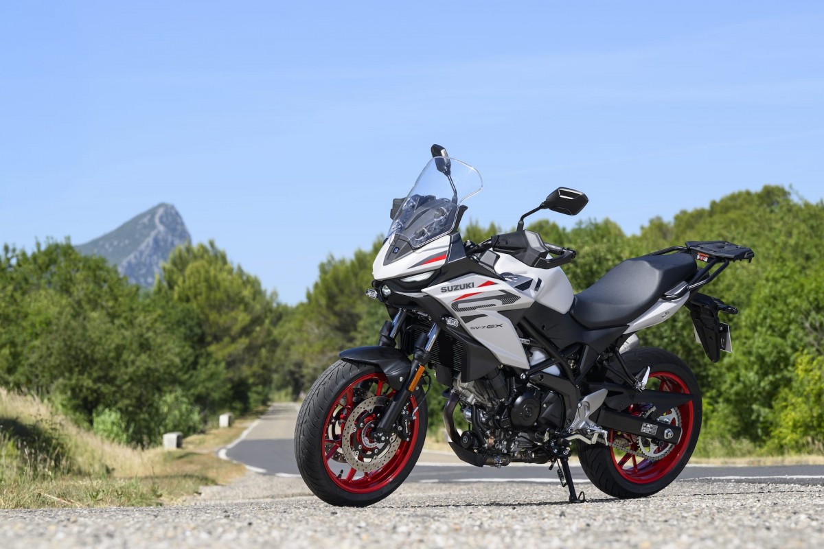 Тест-драйв Suzuki SV-7GX (2026) Тест-драйв Suzuki SV-7GX (2026)
