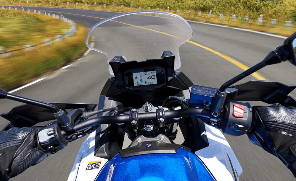 За рулем Suzuki SV-7GX (2026) За рулем Suzuki SV-7GX (2026)