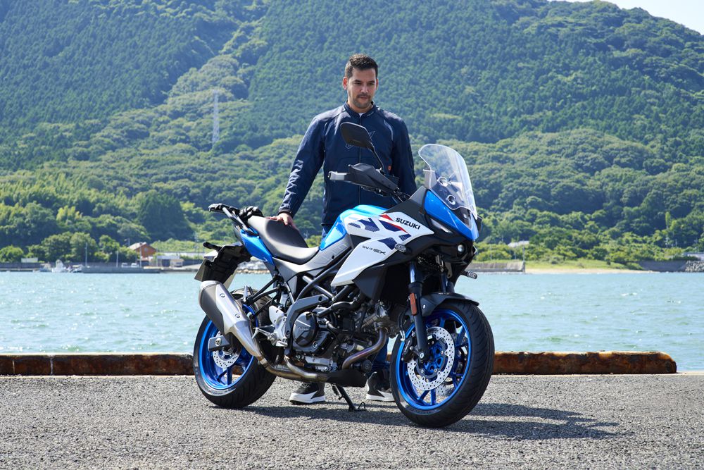 Suzuki SV-7GX (2026): на фото человек ростом 180 см Suzuki SV-7GX (2026): на фото человек ростом 180 см