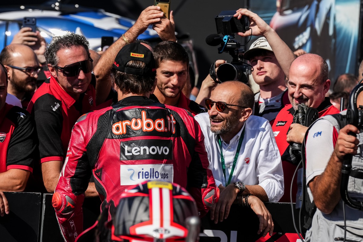 Босс Ducati Клаудио Доменикали приветствует своих победителей Босс Ducati Клаудио Доменикали приветствует своих победителей