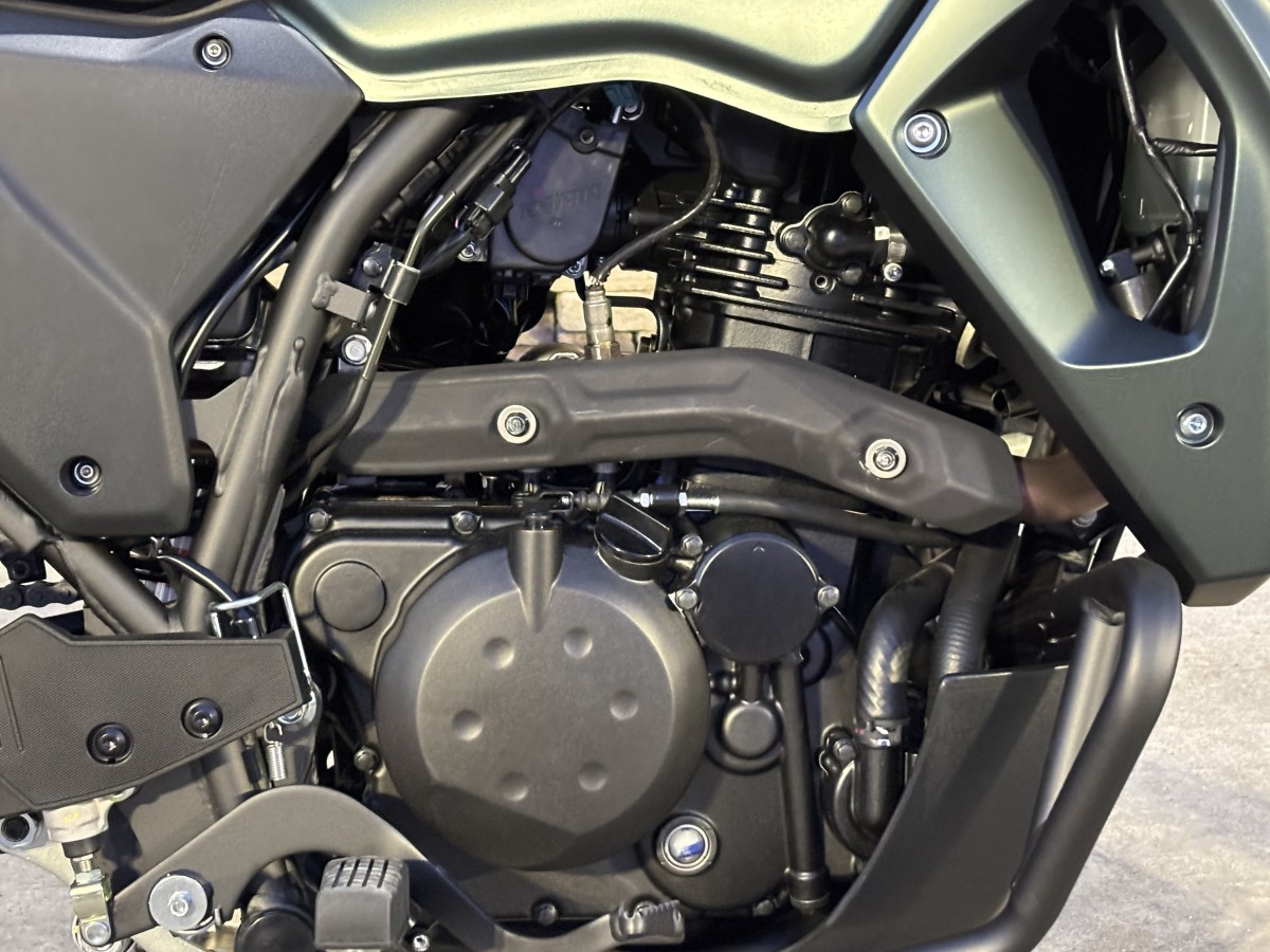 Двигатель Kawasaki KLR650 скрыт внутри рамы, дополнительно защищен дугами Двигатель Kawasaki KLR650 скрыт внутри рамы, дополнительно защищен дугами
