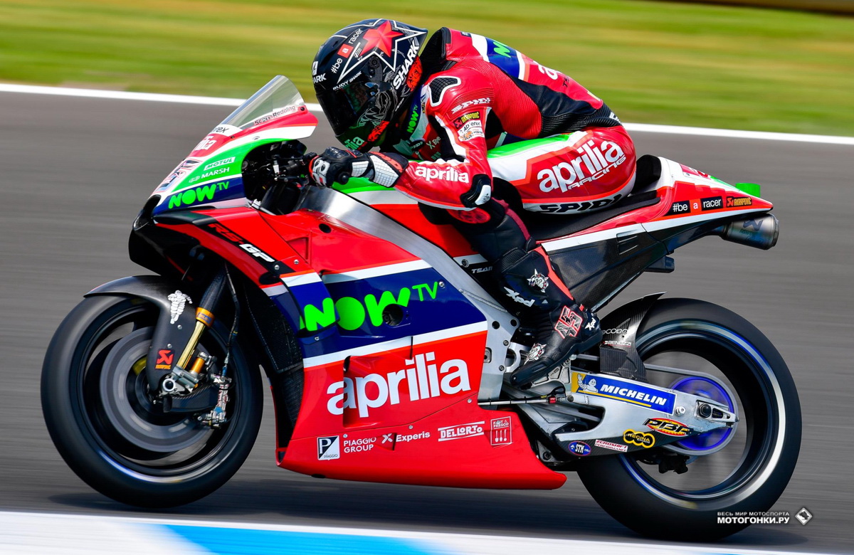 Мотогонки группа. Aprilia Racing Team Gresini. Milwaukee Aprilia Racing мотогонки. Мотогонки группа музыкальная.