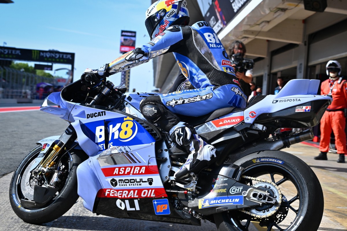 Алекс Маркес возглавил FP1 Гран-При Каталонии MotoGP 2026 после падений Акосты и Мартина