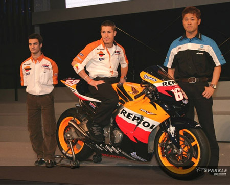 Главные по тарелочкам из Honda в MotoGP 2006 слева-напрво: Педроса, Хейден и Тамада