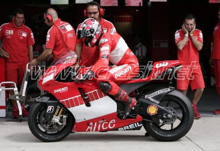 Ducati GP7 и Лорис Капиросси на нем!