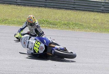MotoGP: Росси не расчитал силы - падение в Сепанге (обновлено)