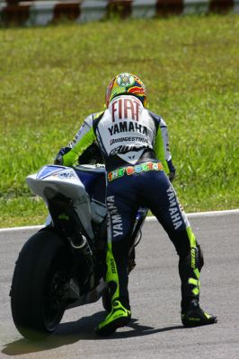 MotoGP: Росси не расчитал силы - падение в Сепанге (обновлено)