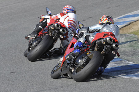 МакВильямс преследует Мишеля Фабрицио, который тестирует заводской Ducati F08