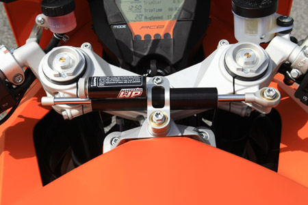 Контрольная панель, руль и демпфер WP мотоцикла KTM RC8