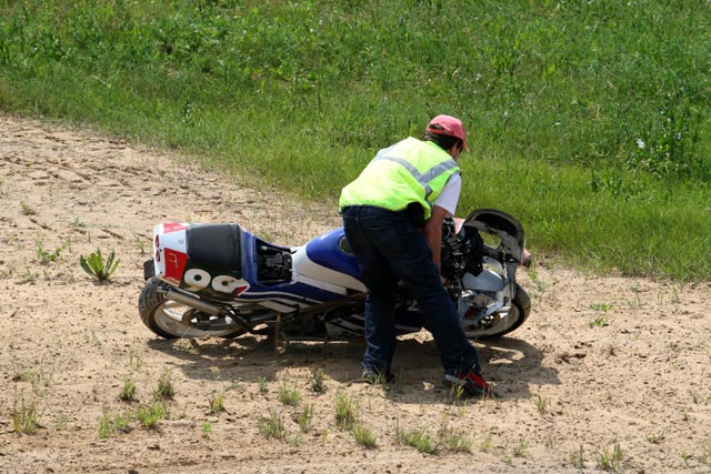 Мотоцикл 99-го  от удара улетел в песок