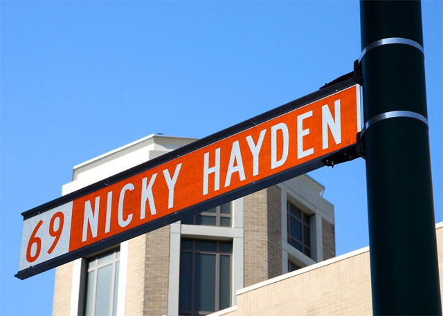 Улица Никки Хейдена - оранжевая, в честь Repsol Honda