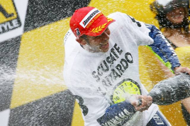 Росси на подиуме - чемпион MotoGP в шестой раз, мировой - в восьмой