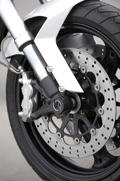 Ducati Monster 696: радиальные тормоза Brembo - больше, чем достаточно