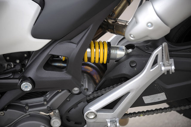 Ducati Monster 696: горизонтальный амортизатор Sachs