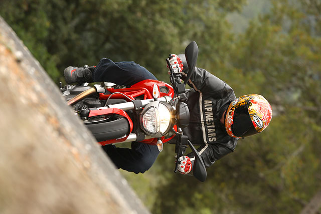 Ducati Monster 696 поставляется с Bridgestone BT56 - отличный выбор, превосходный держак!