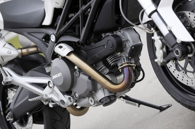 Совершенно новый 696-кубовый двигатель Ducati Monster с технологиями Desmosedici
