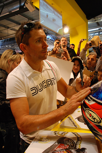 Трой Бейлисс раздает автографы на стенде Ducati - EICMA-2008