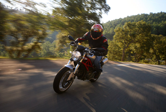 Ducati Monster 1100 позволяет закладывать повороты, не хуже спортбайков или ... даже лучше?