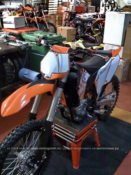 тренировочный KTM 450sxs гараже команды... здесь мотоциклов больше чем в мотосалонах в Москве