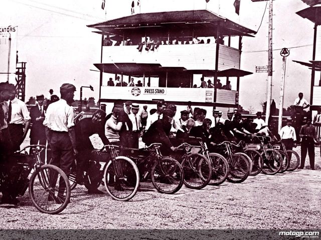 Старт исторической гонки 1909 года