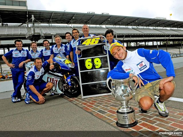 Fiat Yamaha и Валентино Росси празднуют победу