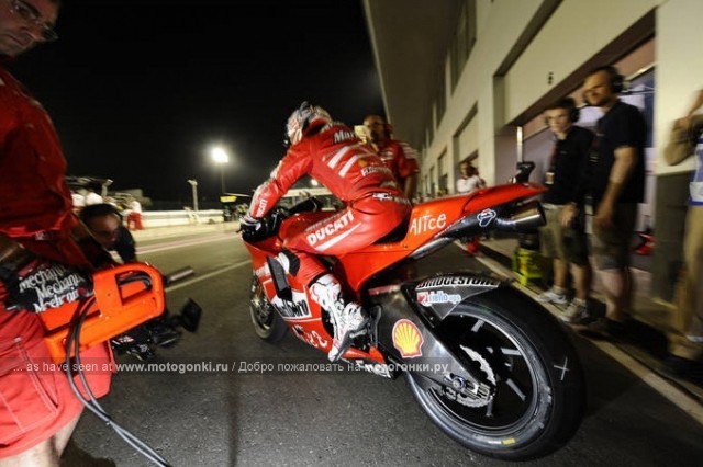 Кейси Стоунер на выезде из гаража Ducati, Гран При Катара