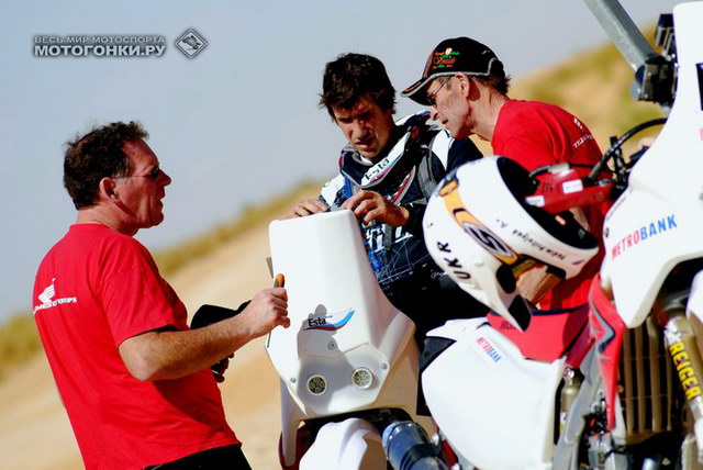 Алексей Наумов и инженер Хонды в Тунисе на тестовой гонке