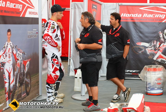 Honda World Motocross - Бобрышев в гараже команды