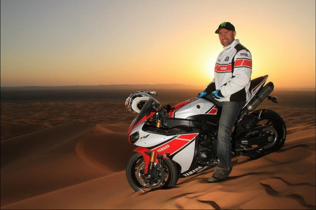 Стефан Петрансель на Yamaha R1 в пустыне