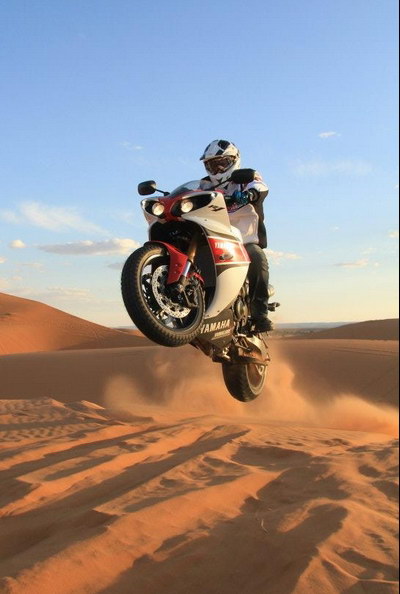 Стефан Петрансель на Yamaha R1 в пустыне