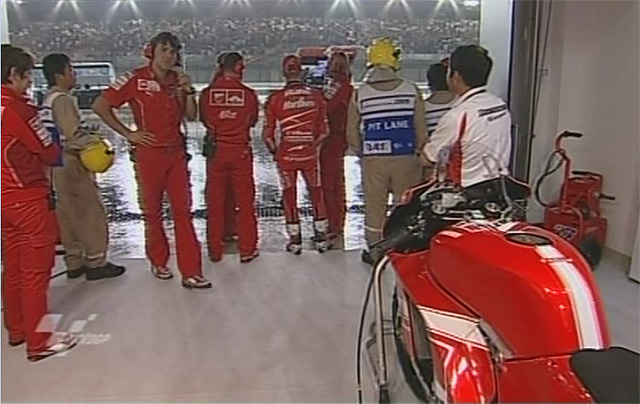 Дождь на Гран-При Катара 2009 года: вид на пит-лейн из гаража Ducati