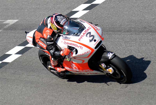 Макс Бьяджи  пилотирует Ducati Desmosedici GP13 в Муджелло