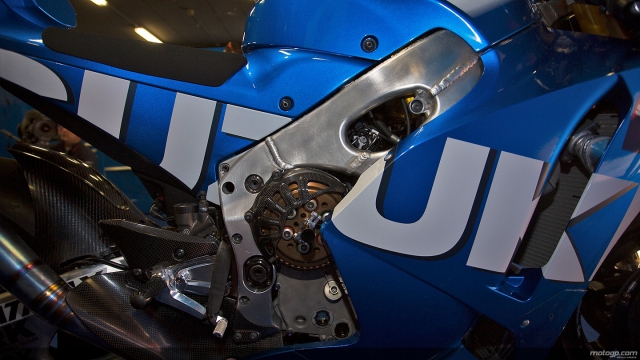 Suzuki MotoGP: уникальное шасси и новый рядный двигатель объемом 1000 куб.см.