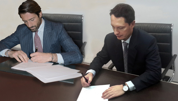 Подписание контракта между Джованни Кастильони и Александром Яхничем