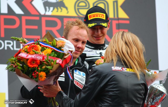 Менеджер команды Kallio Racing - Веса Каллио принимает кубок, как победитель. Впервые на международном уровне.
