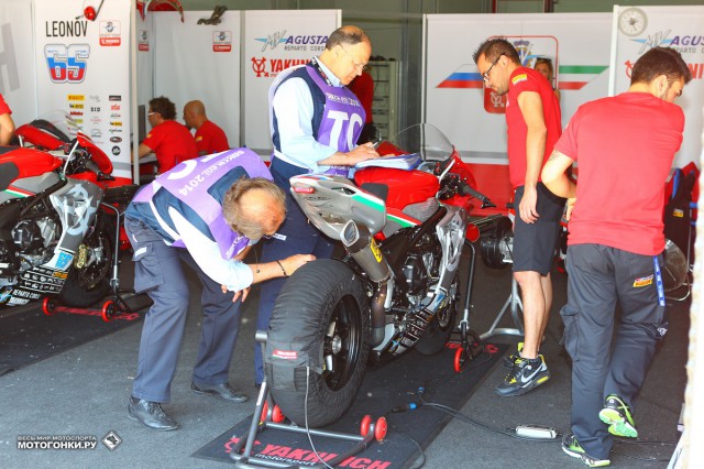 Технические комиссары осматривают двигатель MV Agusta F3 Жюля Клузеля после замены поломавшегося утром сцепления