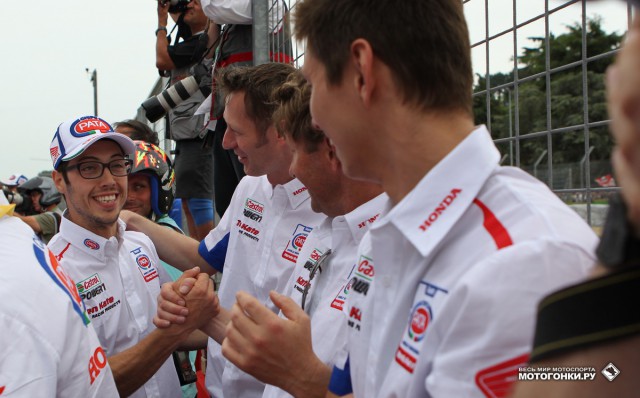 Лоренцо Занетти и Майк Ван дер Марк (WSS) вместе с менеджером команды PATA Honda приветствуют Джонатана Рэя