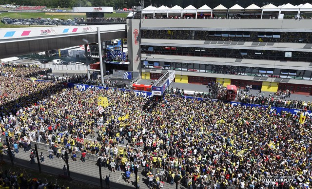 Гран-При Италии: примерно 10000 человек пришли поприветствовать Валентино Росси на подиуме в Муджелло