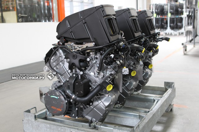 Сердце зверя: 3 новеньких двигателя объемом 1301 куб.см. готовы встать в рамы через считанные минуты после появления у сборочной линии KTM