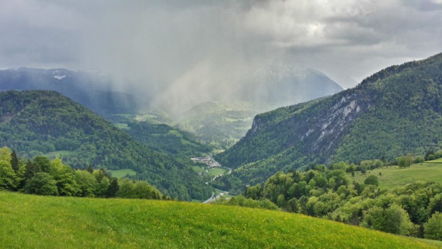 Красивейшие пейзажи Альп можно увидеть не со всех точек, в некоторые нельзя проехать на машине, только на KTM. И да, там - проливной дождь. Значит, я еду прямо туда!