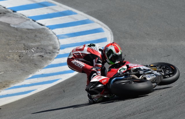 World Superbike в Laguna Seca: падение Ducati Давиде Джулиано в Штопоре