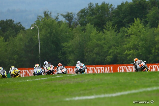 Старт Гран-При Чехии, Moto2: Тито Рабат лидирует, Сэм Лоус и Мика Каллио идут очень близко