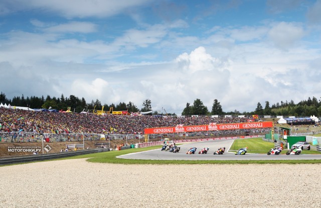 Несмотря на то, что Moto3 обычно считается для разогрева, в Брно публика заняла лучшие места, чтобы посмотреть схватку за золото Гран-При Чехии с утра