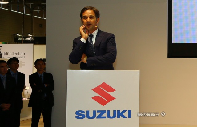 Давиде Бривио на презентации заводского проекта и мотоцикла Suzuki GSX-RR MotoGP (2015)