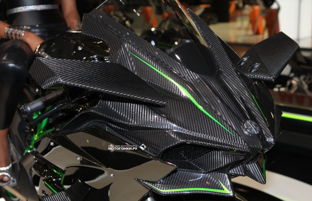 Крылышки и антикрылышки на Kawasaki Ninja H2R (Track version) обеспечивают мотоциклу дополнительную прижимную силу, чтобы шасси не разгружалось на разгоне