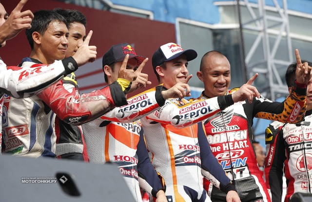 MotoGP - Дани Педроса и Марк Маркес посетили Sentul International в Индонезии по пути в Сепанг