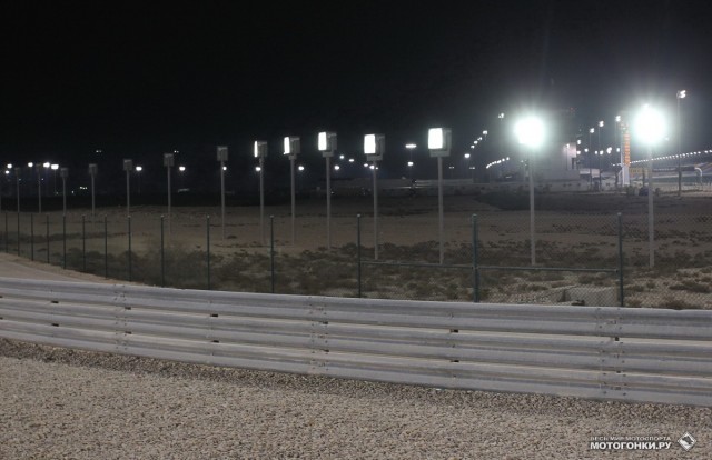 Losail International Circuit: вторая (нижняя) линия подсветки призвана гасить блики и тени от заливного света
